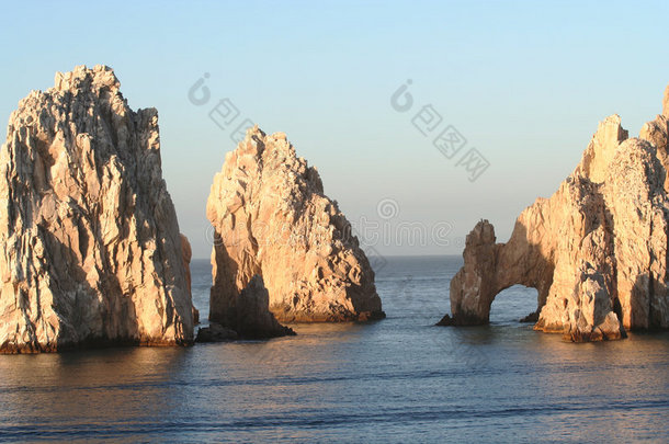 陆端拱和两块岩石