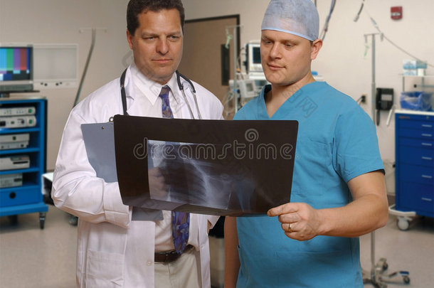 医生和外科医生复查x光片