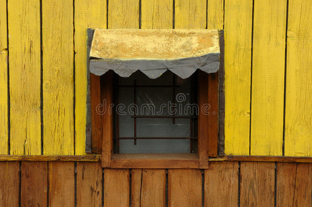 木屋的黄色窗户