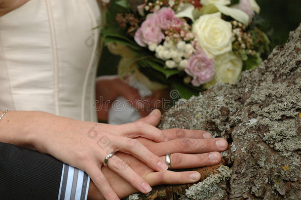 手、戒指和花束