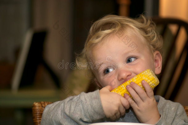 吃玉米棒子的小男孩
