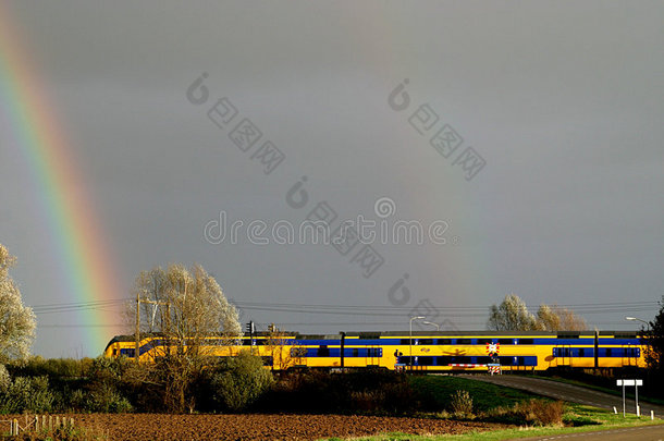 飞驰的火车和彩虹