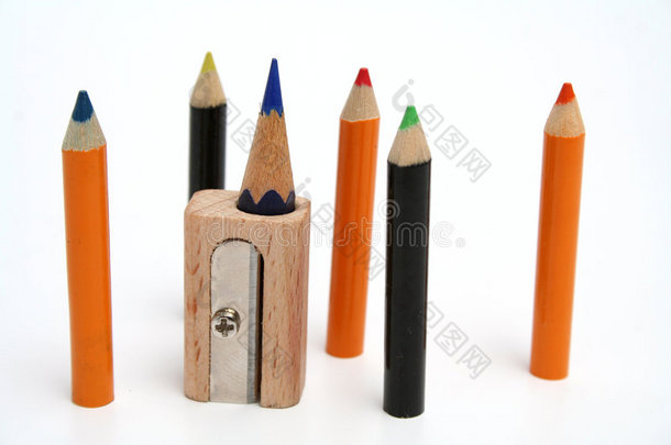 一把不寻常的卷笔刀周围的彩色铅笔