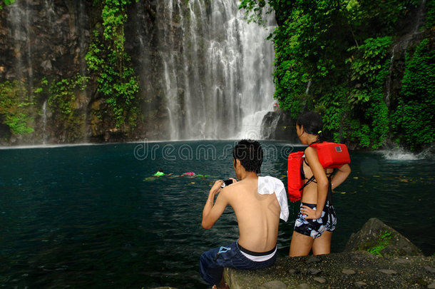 旅游情侣拍热带瀑布