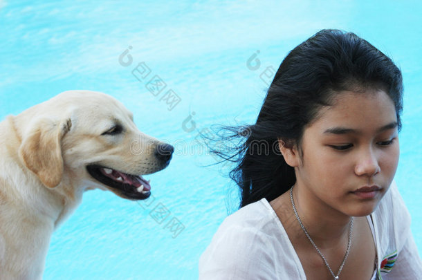 带着宠物狗的亚洲女孩（关注的焦点是女孩）。