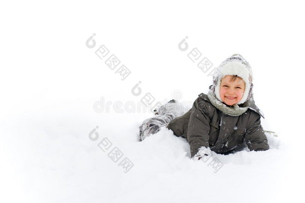 男孩在雪地里快乐地玩耍