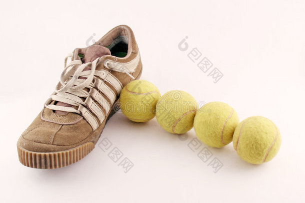 四个<strong>网球</strong>旁边的运动鞋