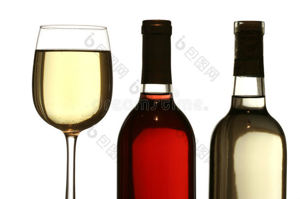 一杯白葡萄酒，配红葡萄酒和白葡萄酒瓶