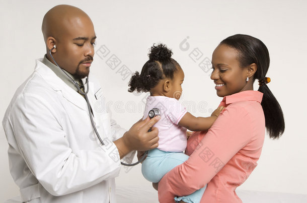 妈妈抱着孩子让儿科医生检查。