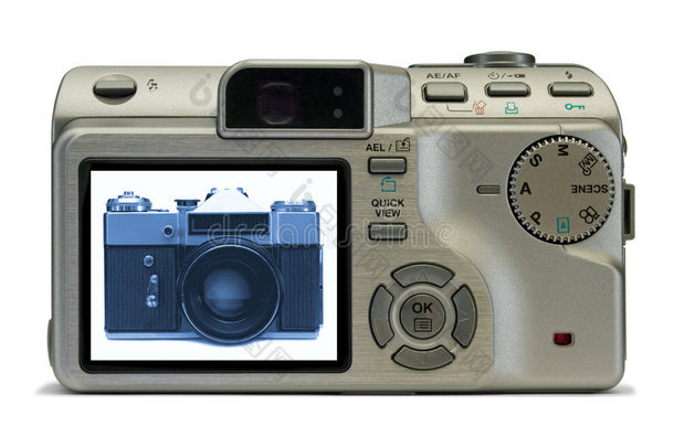 展示现代数码相机的老胶片相机
