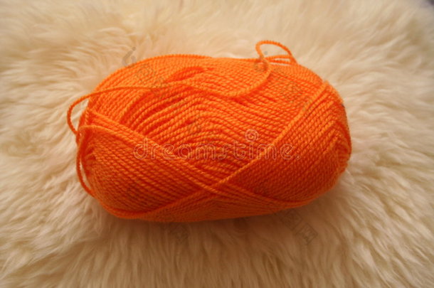 橘色羊毛球