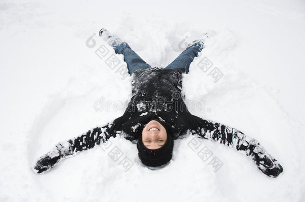 造雪天使的女人。