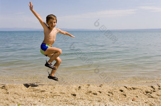 海岸上的儿童跳跃