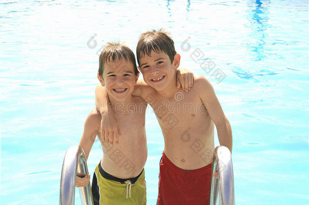 泳池边的男孩们