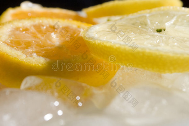 橘子柠檬和冰块