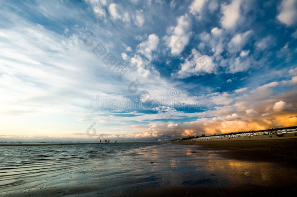 海滩上美丽的日落