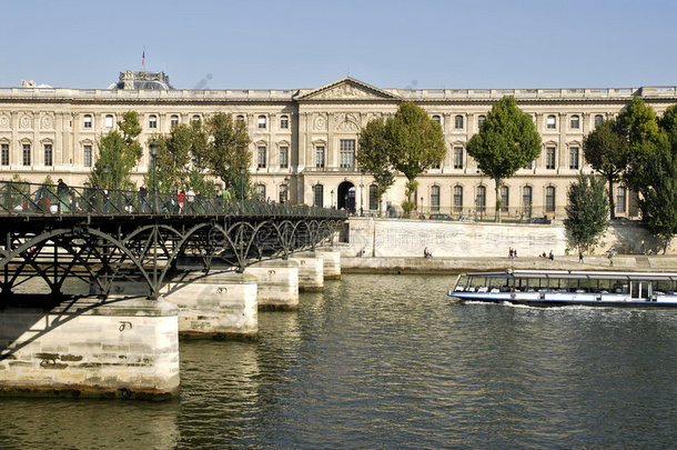 巴黎艺术和<strong>卢浮宫</strong>桥