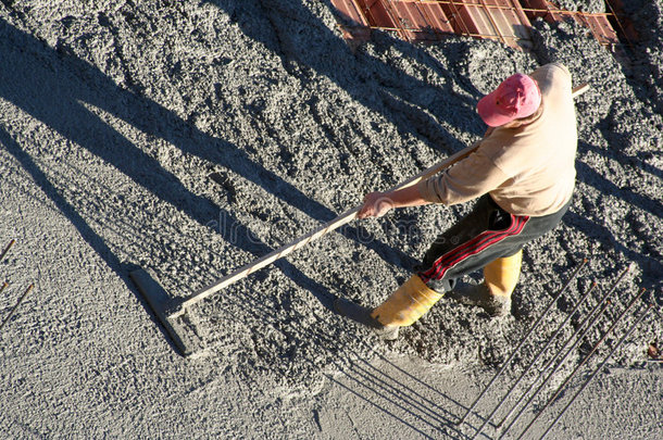 积极的成人臂建造建筑