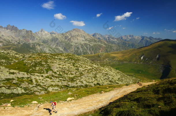 阿尔卑斯山的徒步旅行者