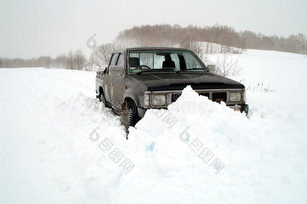 雪堆里的<strong>吉普车</strong>