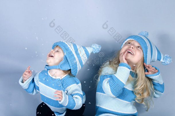 两个在雪地里笑的女孩