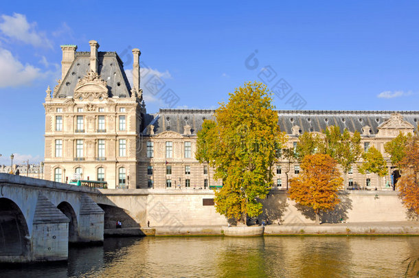 法国、巴黎、卢浮宫：巴黎秋高气爽
