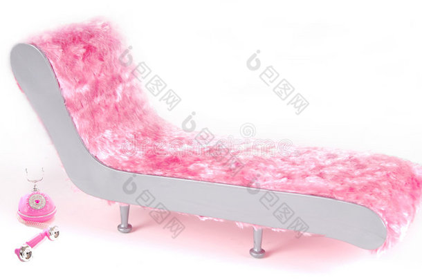 粉色躺椅和电话