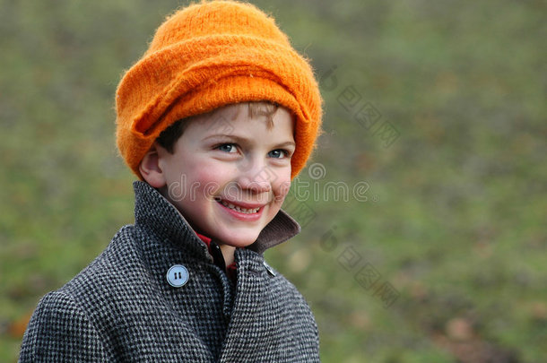 戴着橘色毛线帽的小男孩