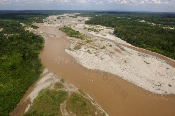 秘鲁丛林中泥泞河流的艾瑞尔风景