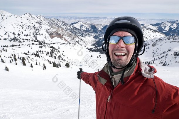滑<strong>雪天</strong>堂的微笑滑雪者