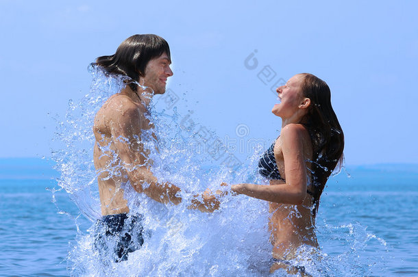 小女孩和男孩从水里<strong>跳出</strong>来。