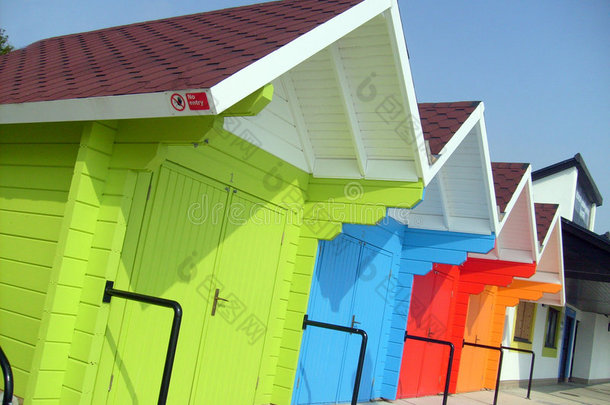 海边色彩斑斓的沙滩小屋