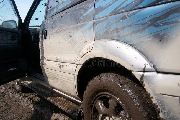 泥泞不堪的汽车