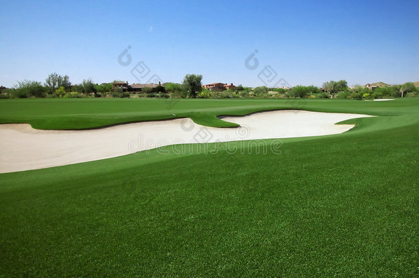 高尔夫球场带沙坑和住宅的绿化带
