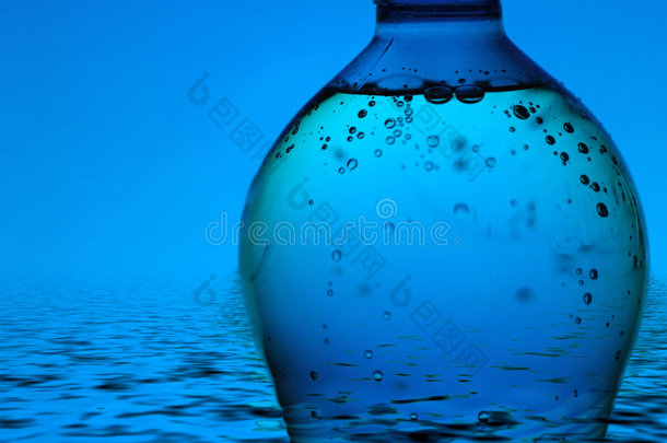 蓝底矿泉水瓶