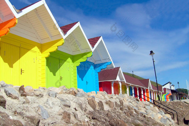 海边色彩斑斓的沙滩小屋