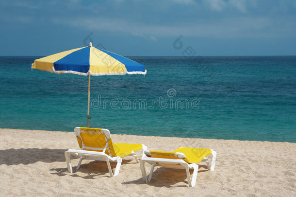 两把椅子和沙滩伞