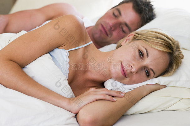 夫妻俩躺在床上，男人在睡觉