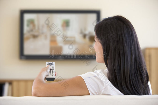 客厅里看电视的女人