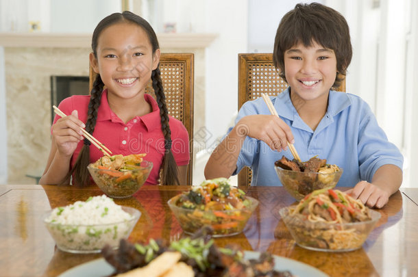 两个小孩在餐厅吃<strong>中餐</strong>