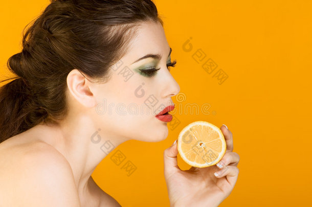美丽的黑发女人配柠檬片