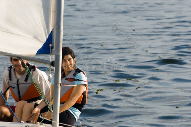 在帆船上航行的男人和女人-水平