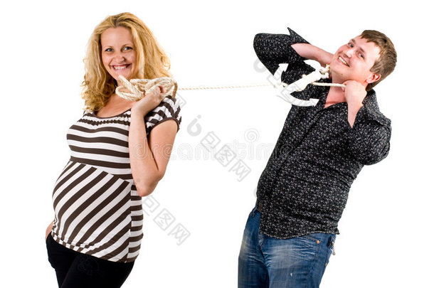 怀孕妇女带着绳子的男人