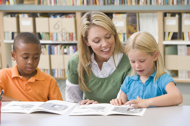 教师帮助学生提高阅读能力