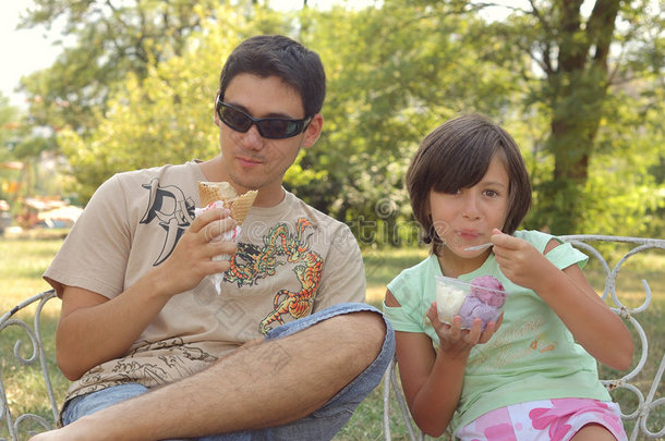 在公园吃冰淇淋
