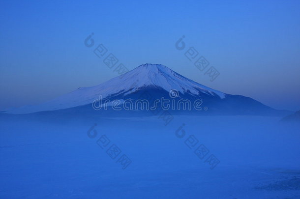 黎明前富士山被山中湖冻结