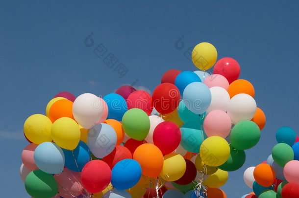 深蓝天空中的彩色气球3