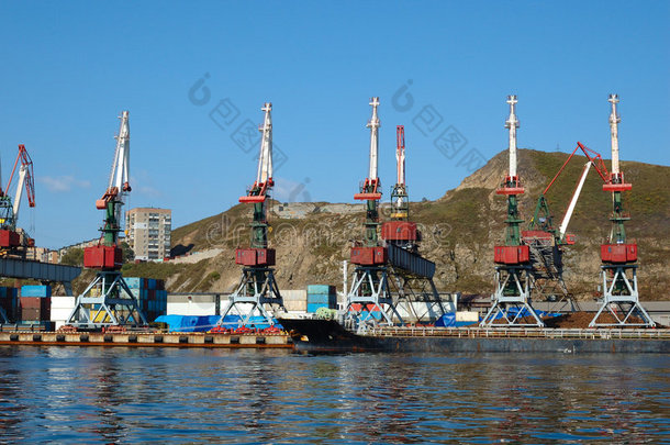 俄罗斯海港的装运码头（阶段）。