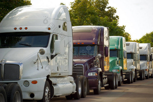 大型商业运输卡车排成一排