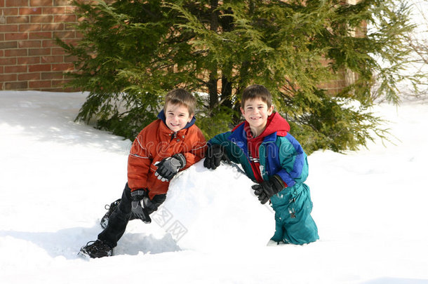 男孩们在雪地里玩
